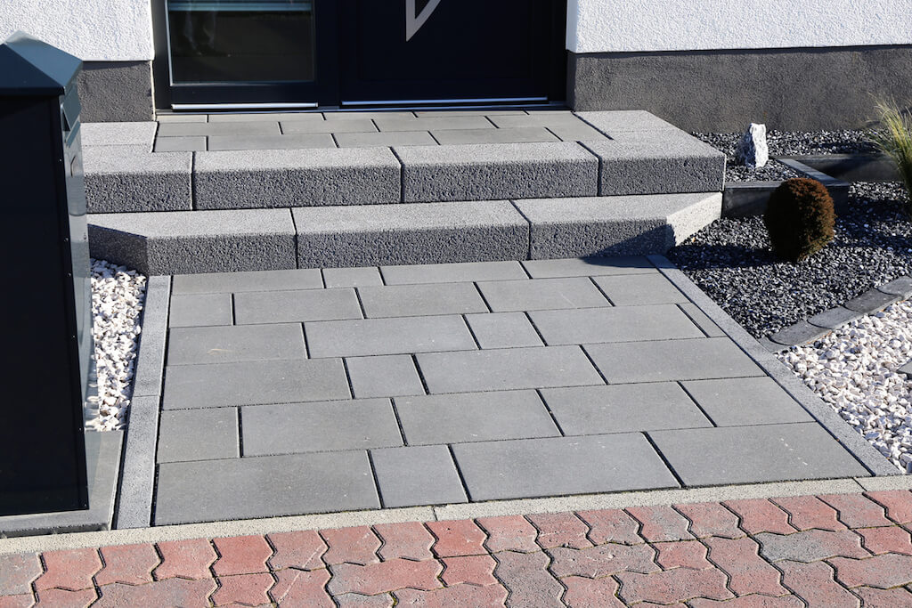 Hauseingang mit neu angelegten Stufen und Pflasterfläche