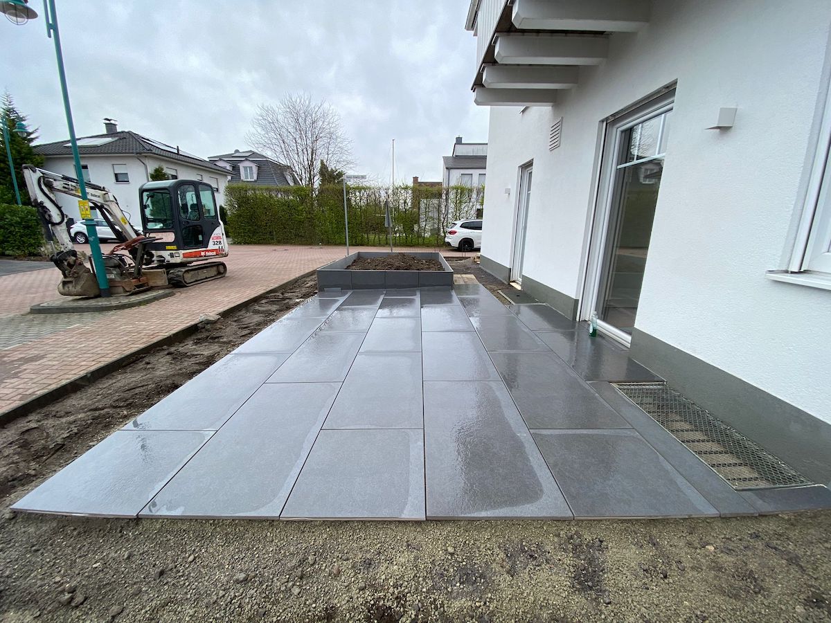 Terrasse aus großformatigen Platten