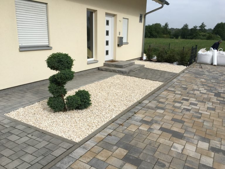 Fertig gestalteter Vorgarten mit Pflaster und Zierkies